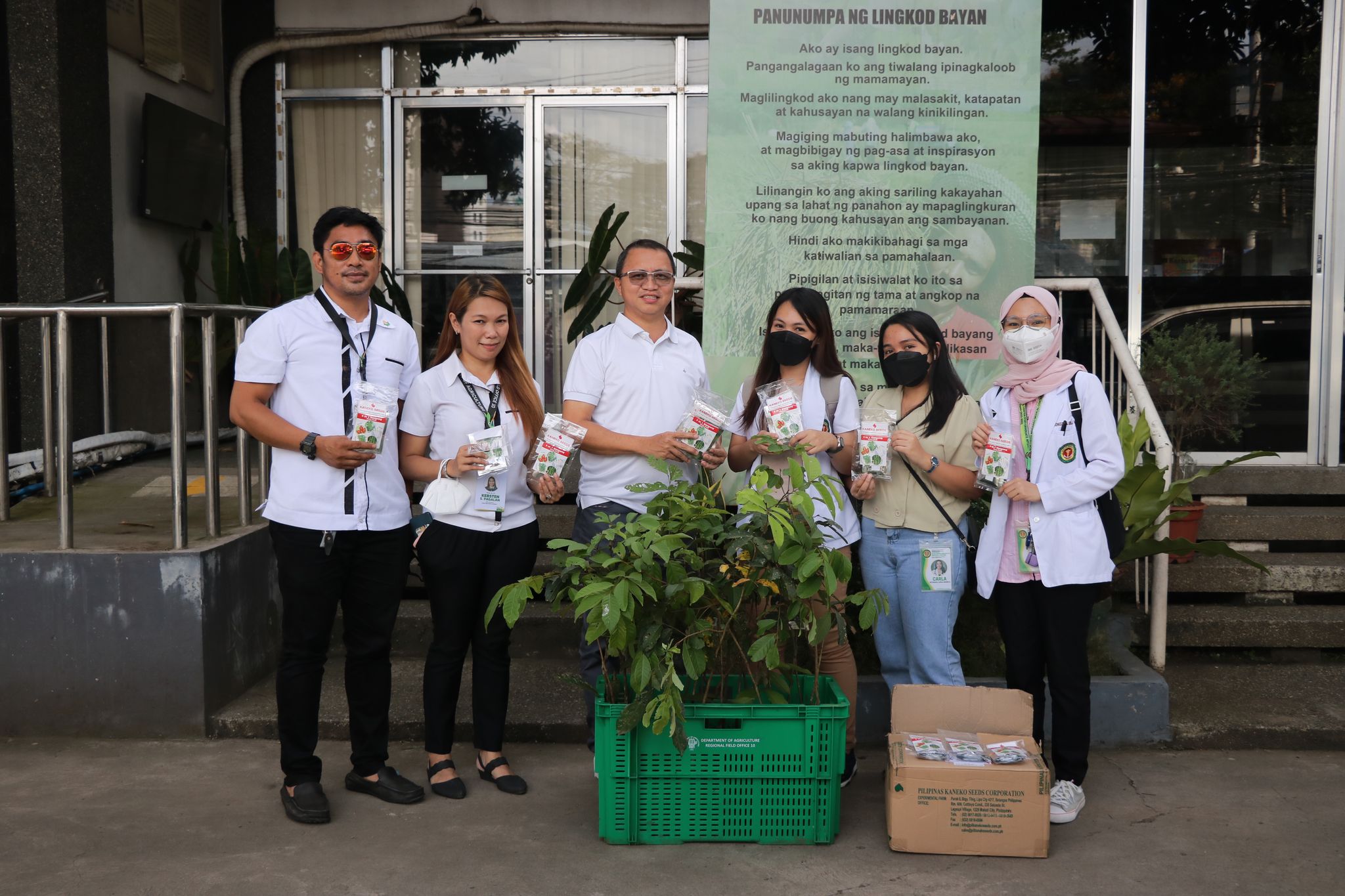 Agri 10 turns over P15K worth of veggie seeds, fruit seedlings to NMMC PGIs