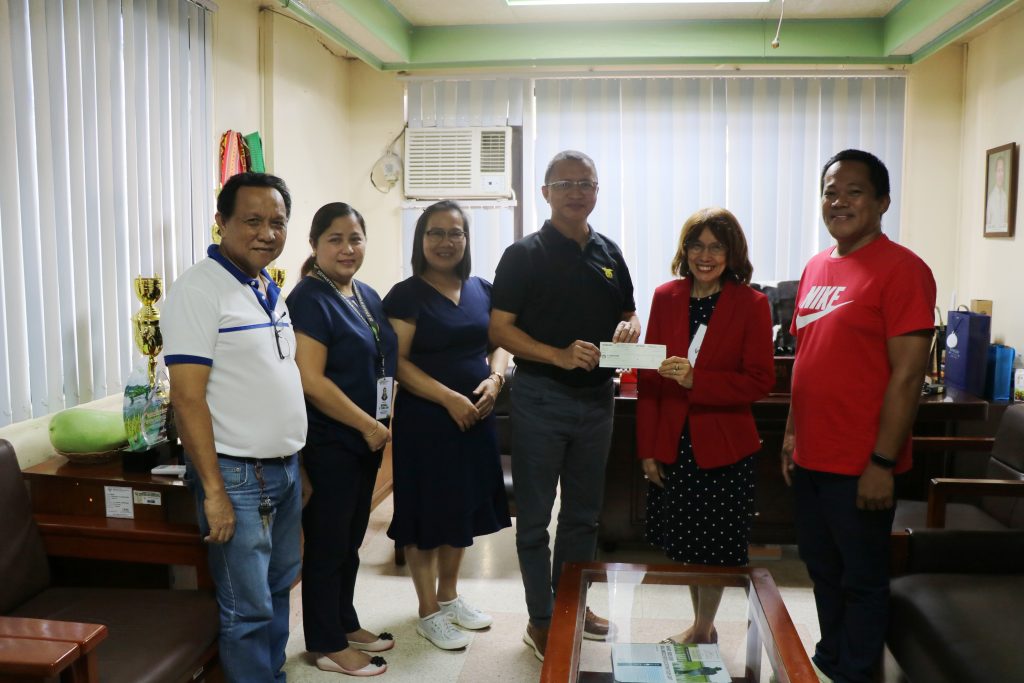 Malaybalay coop receives P5-M check for Kadiwa grant