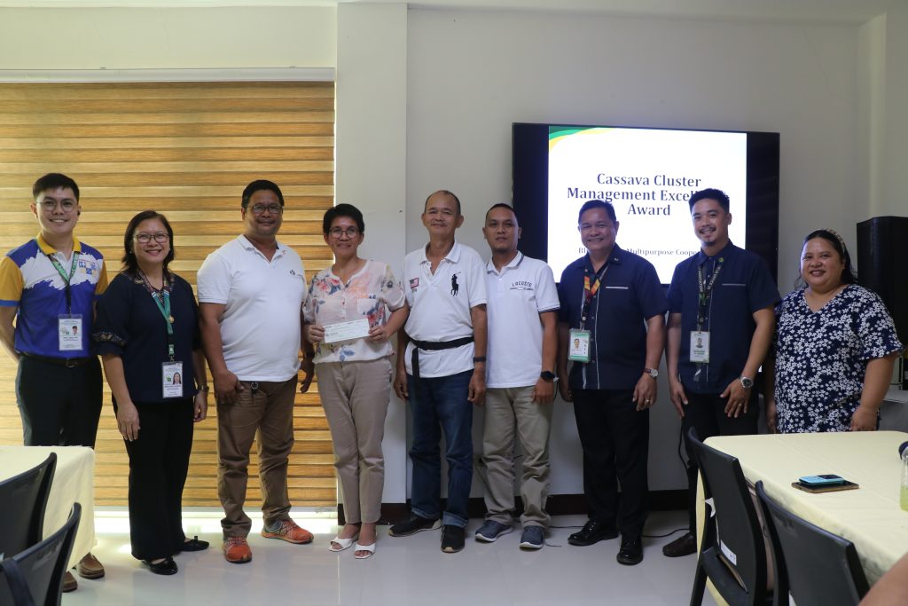 Manolo Fortich cassava cluster mgt excellence champ receives P2-M check