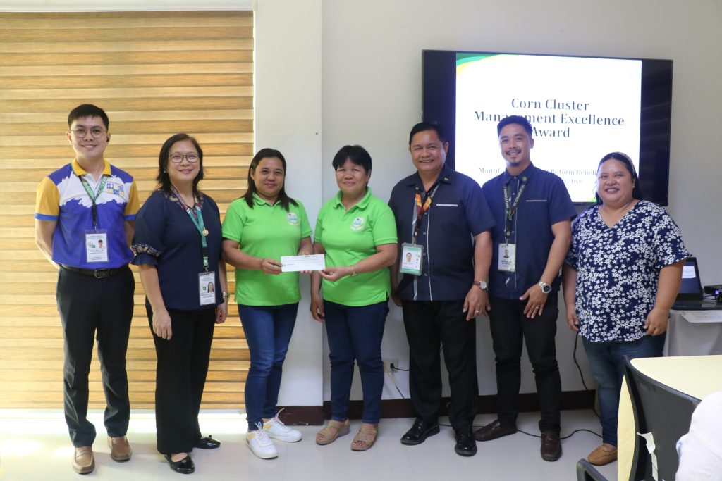 Top Manolo Fortich coop reap P2-M check in DA’s Corn Cluster Management Excellence Award