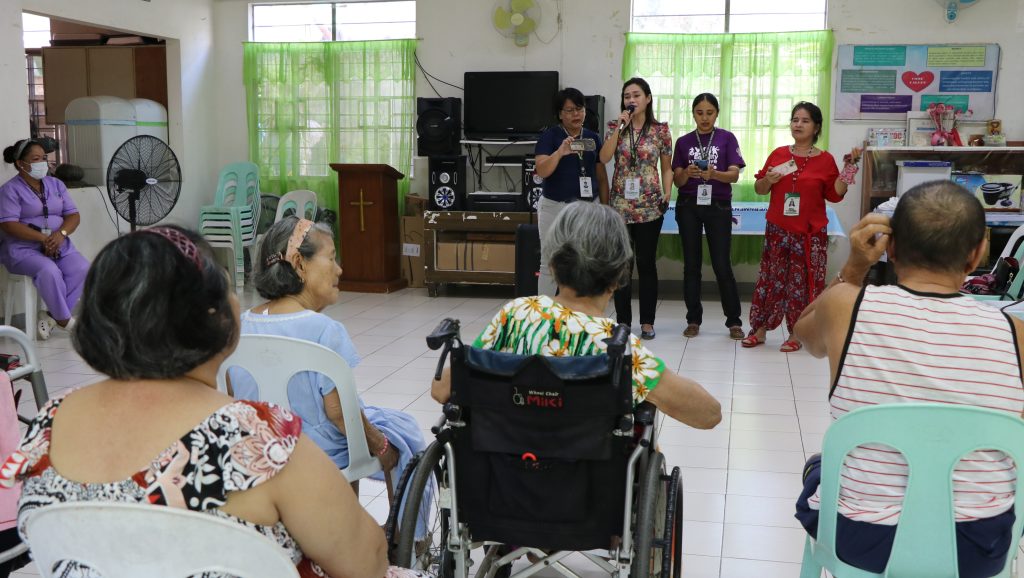 DA-10 Women’s Employees Association shares love gifts to elderly in CdeO