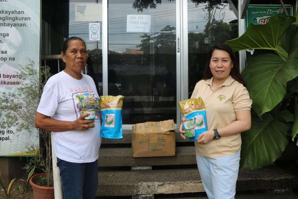 Agri-10 supports Tagoloan farmers’ community gardening program